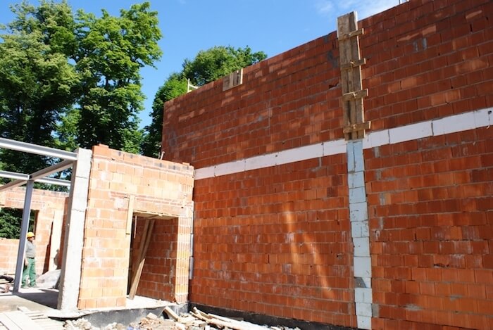 Budowa sali gimnastycznej - na zdjęciu fragment budowy oraz zieleń