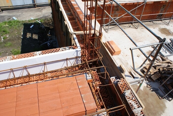 Budowa sali gimnastycznej - na zdjęciu fragment stropu budowy