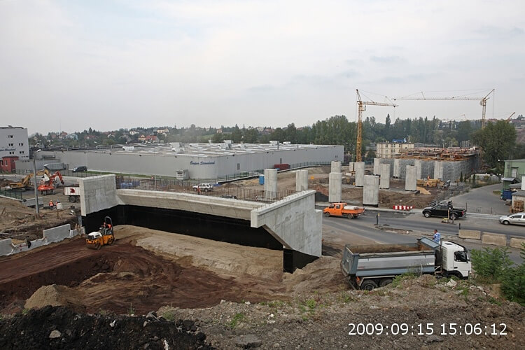 Przebudowa odcinka drogi krajowej nr 52 - na zdjęciu fragment budowy oraz maszyny budowlane