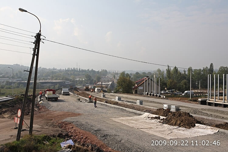 Przebudowa odcinka drogi krajowej nr 52 - na zdjęciu fragment budowy oraz maszyny budowlane