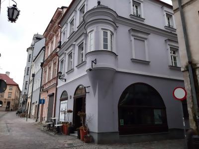 Zdjęcie przedstawiające zabytkową kamienicę na rogu skrzyżowania ulic Rynek, Juliusza Słowackiego oraz Podcienie.