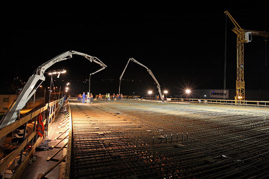 Przebudowa odcinka drogi krajowej nr 52 - na zdjęciu fragment budowy oraz maszyny budowlane