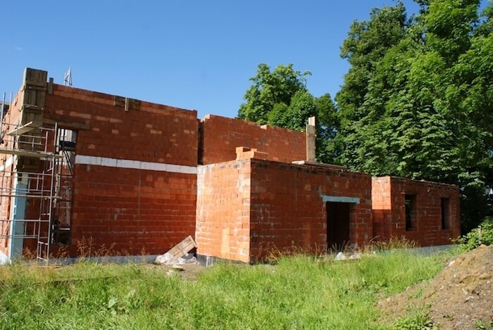 Budowa sali gimnastycznej - na zdjęciu fragment budowy oraz zieleń