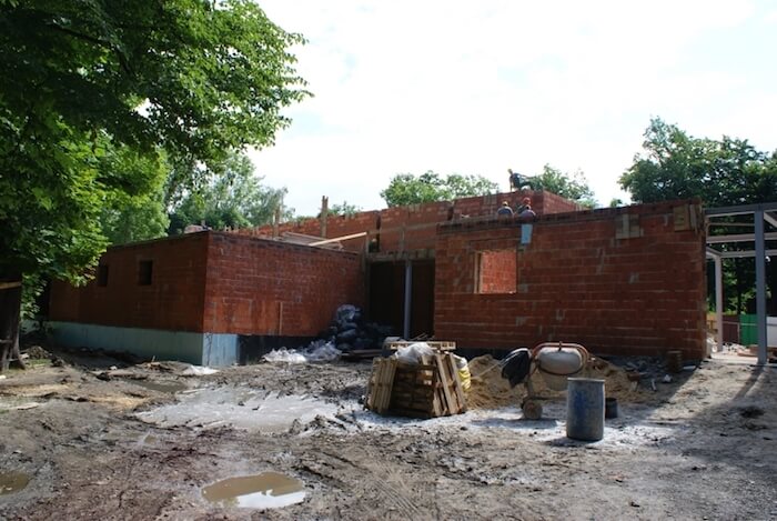 Budowa sali gimnastycznej - na zdjęciu fragment budowy oraz zieleń