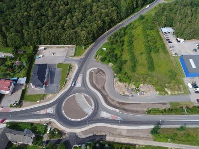 Zdjęcie przedstawiające nowo wybudowany węzeł drogowy z lotu ptaka.