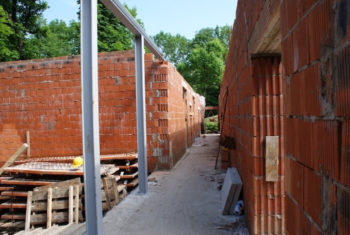 Budowa sali gimnastycznej - na zdjęciu fragment budowy oraz zieleń