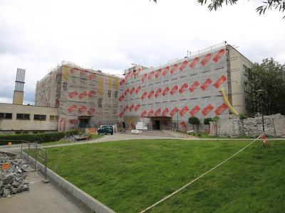 Zdjęcie przedstawiające budynek szkoły w trakcie termomodernizacji.