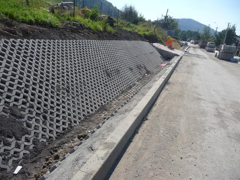 Przebudowa ul. Ks. Brzóski w Bielsku-Białej na zdjęciu fragment drogi oraz zieleń