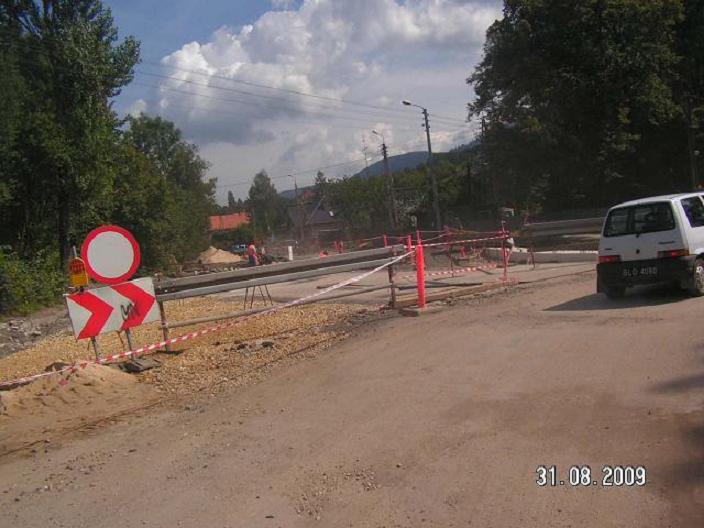 Przebudowa ul. Ks. Brzóski w Bielsku-Białej - na zdjęciu budowa drogi, samochód, znaki drogowe oraz zieleń