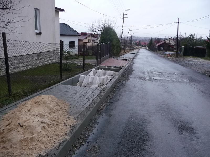 Przebudowa ul. Ks. Brzóski w Bielsku-Białej - na zdjęciu fragment drogi oraz budynki
