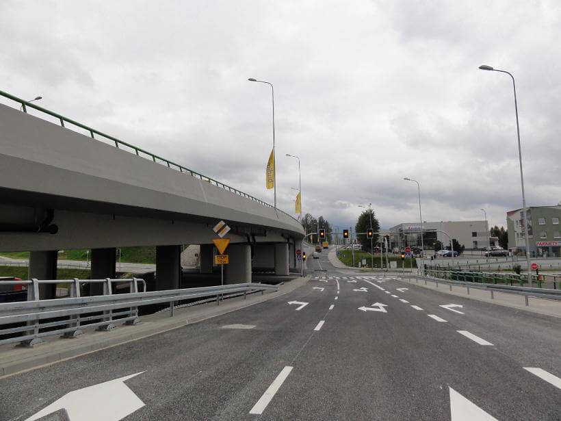 Przebudowa odcinka drogi krajowej nr 52 - na zdjęciu fragment drogi oraz budynki 