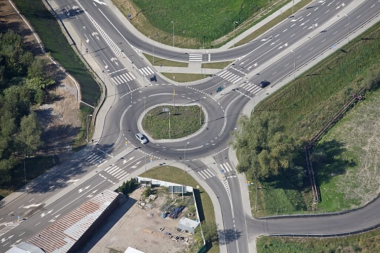 Przebudowa odcinka drogi krajowej nr 52 - na zdjęciu rondo z lotu ptaka oraz zieleń