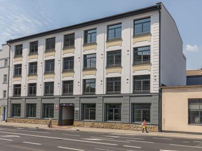 Zdjęcie przedstawiające czterokondygnacyjny budynek Urzędu Miejskiego w Bielsku-Białej z odnowioną elewacją od strony ul. Romana Dmowskiego