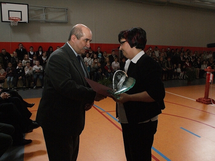 Otwarcie sali gimnastycznej - na zdjęciu Prezydent Miasta gratulujący Pani Dyrektor