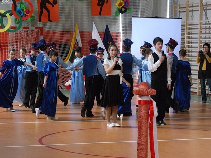 Otwarcie sali gimnastycznej - na zdjęciu występ młodzieży 