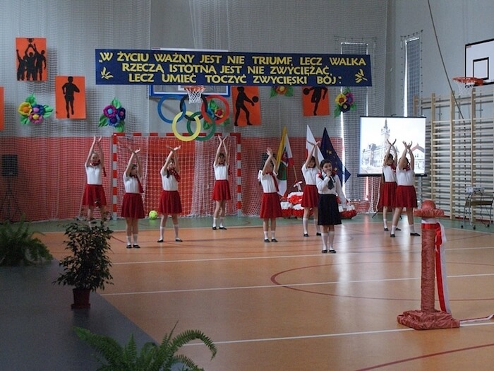 Otwarcie sali gimnastycznej - na zdjęciu występ zespołu 