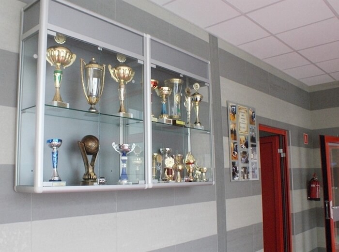 Otwarcie sali gimnastycznej - na zdjęciu gablota z pucharami 