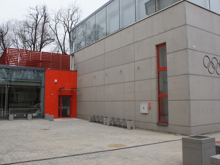 Otwarcie sali gimnastycznej - na zdjęciu fragment sali gimnastycznej z zewnątrz