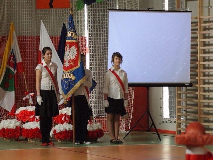 Otwarcie sali gimnastycznej - na zdjęciu poczet sztandarowy