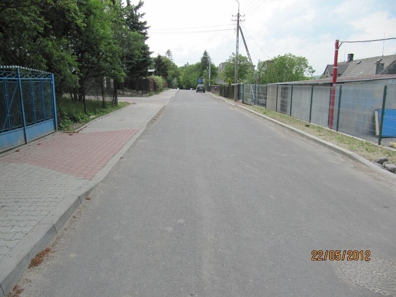 Przebudowa drogi krajowej 69 - na zdjęciu fragment drogi, chodnik, blaszane garaże oraz zieleń