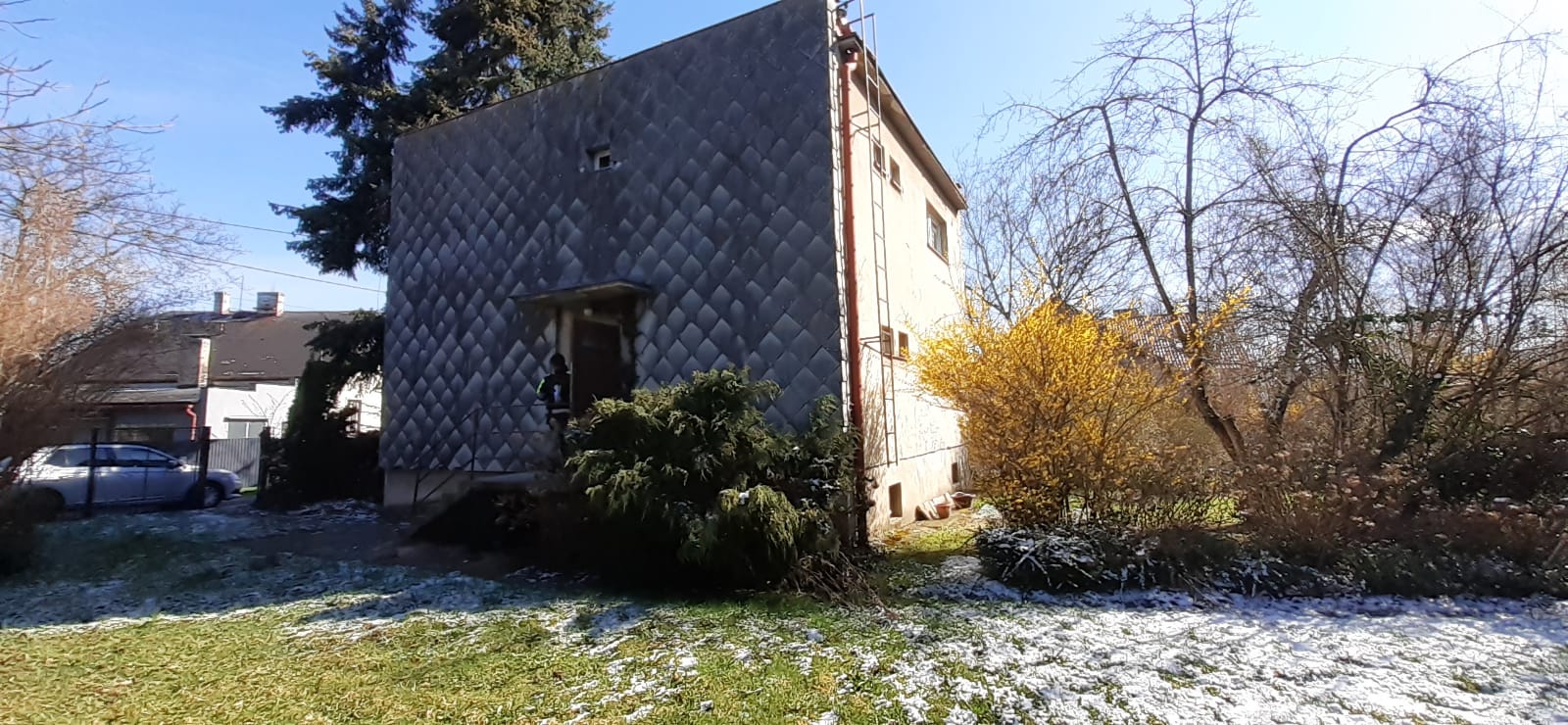 Zdjęcie nieruchomości zabudowanej budynkiem mieszkalnym wolnostojącym przy ul. Botanicznej 5