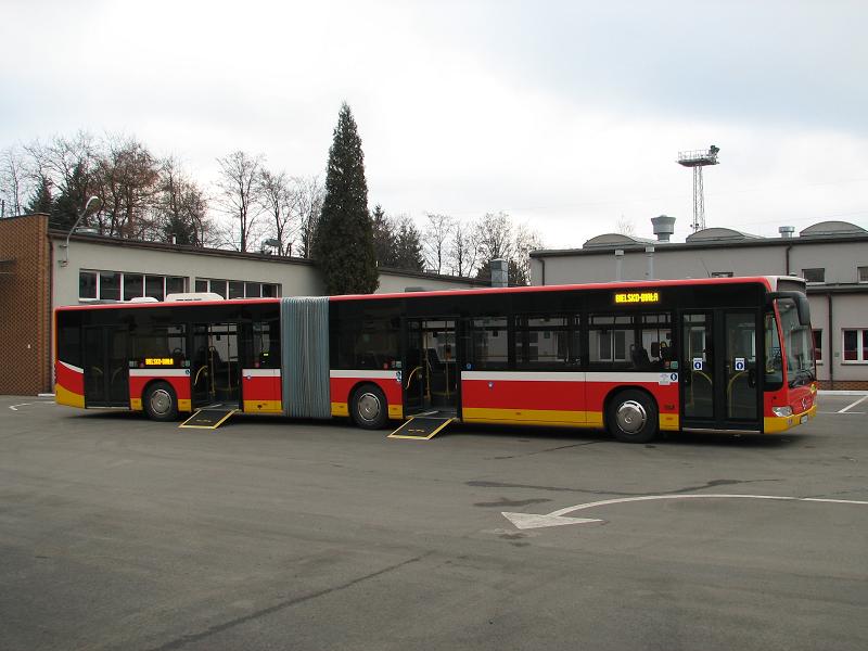 Zakupione autobusy niskopodłogowe marki Mercedes - na zdjęciu autobus oraz budynki