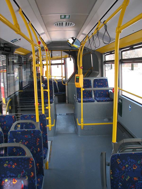 Zakupione autobusy niskopodłogowe marki Mercedes - na zdjęciu wnętrze autobusu