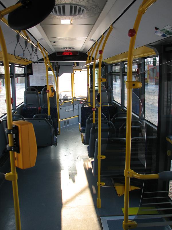 Zakupione autobusy niskopodłogowe marki Mercedes - na zdjęciu wnętrze autobusu