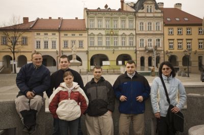 zdjęcie grupy ludzi na tle zabytkowych budynków