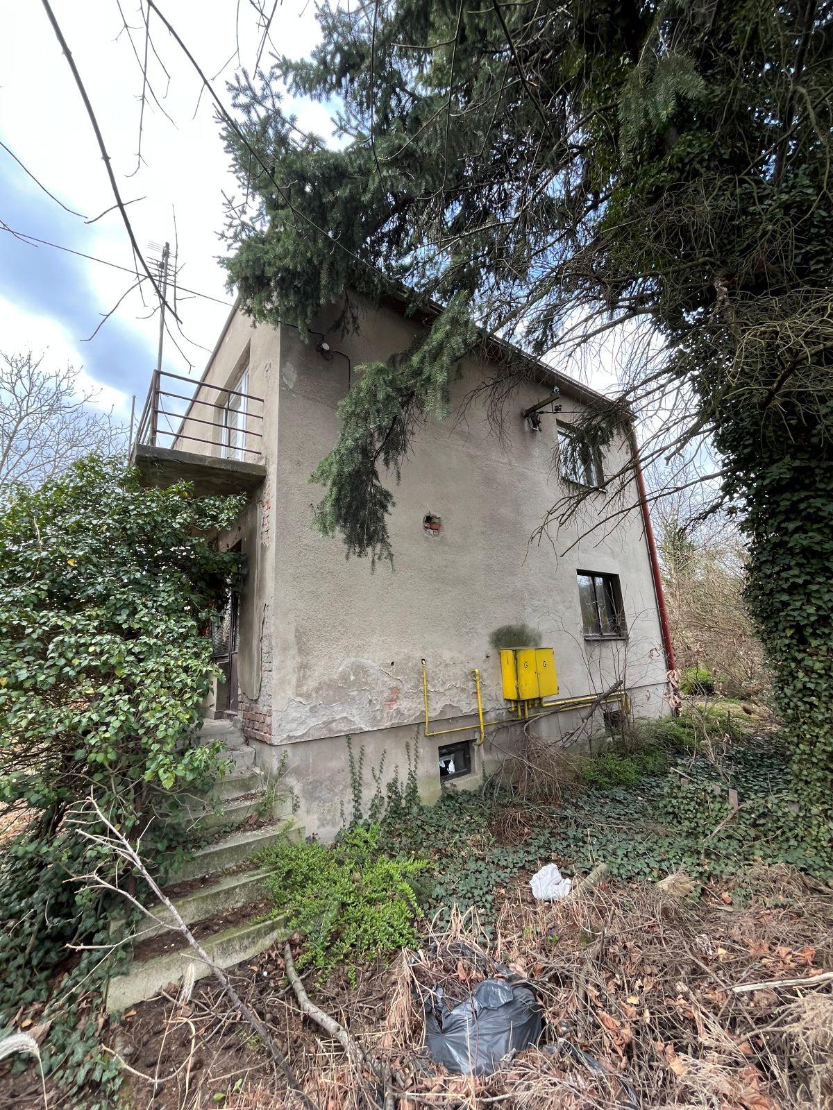 Zdjęcie nieruchomości zabudowanej budynkiem mieszkalnym wolnostojącym przy ul. Botanicznej 5