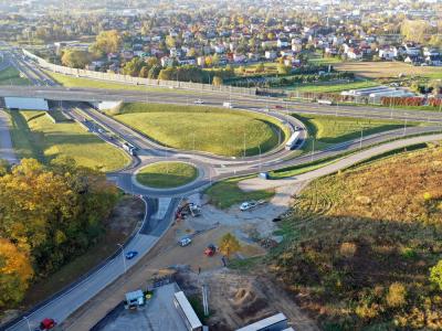 Zdjęcie przedstawiające węzeł drogowy z rondem i estakadami widziany z lotu ptaka.