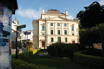 zdjęcie przedstawiające tył budynku Teatr Polskiego w Bielsku-Białej w otoczeniu zieleni