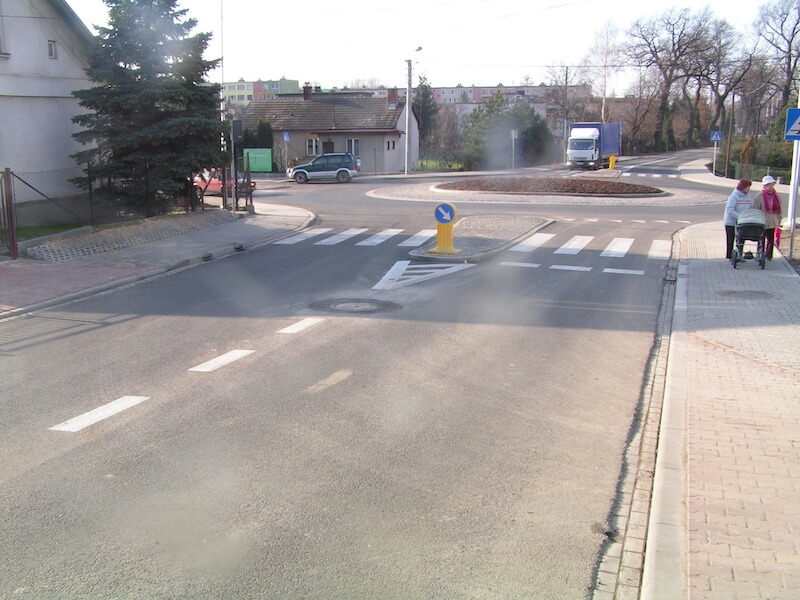 Przebudowa ul. Bestwińskiej w Bielsku-Białej - na zdjęciu fragment drogi, piesi, budynki oraz pojazdy