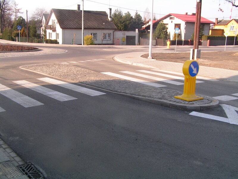 Przebudowa ul. Bestwińskiej w Bielsku-Białej - na zdjęciu fragment drogi, znak drogowy oraz budynki