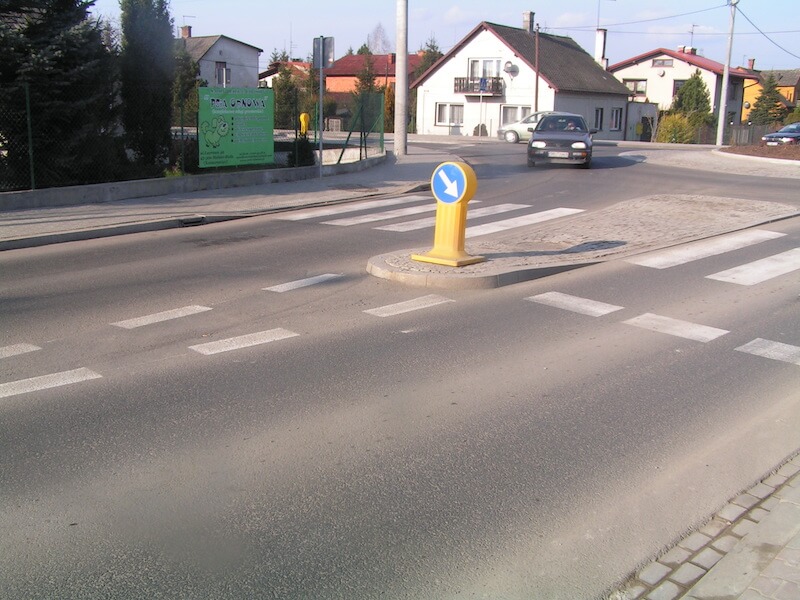 Przebudowa ul. Bestwińskiej w Bielsku-Białej- na zdjęciu fragment drogi, znak drogowy, pojazd oraz budynki