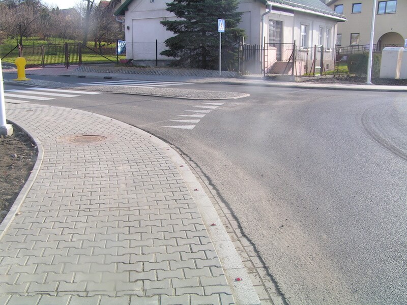 Przebudowa ul. Bestwińskiej w Bielsku-Białej - na zdjęciu fragment drogi, chodnik, znaki drogowe oraz budynki