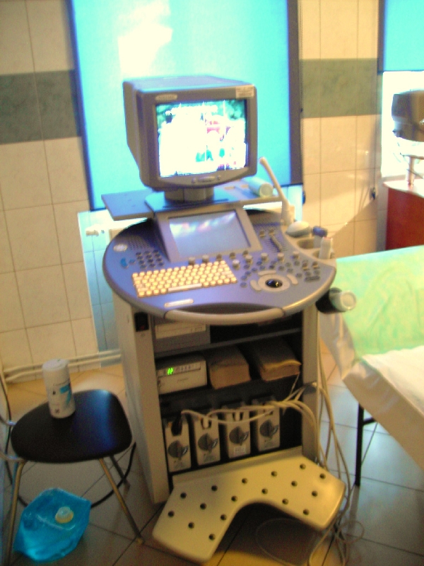 na zdjęciu aparat USG z monitorem i panelem sterującym w gabinecie medycznym