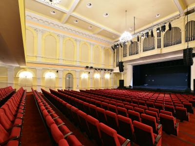 Zdjęcie przedstawiające salę z estradą i organami w Bielskim Centrum Kultury