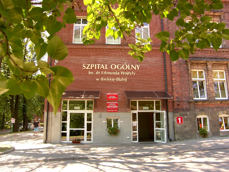 na zdjęciu wejście do Szpitala Ogólnego im. dr. Edmunda Wojtyły w Bielsku-Białej