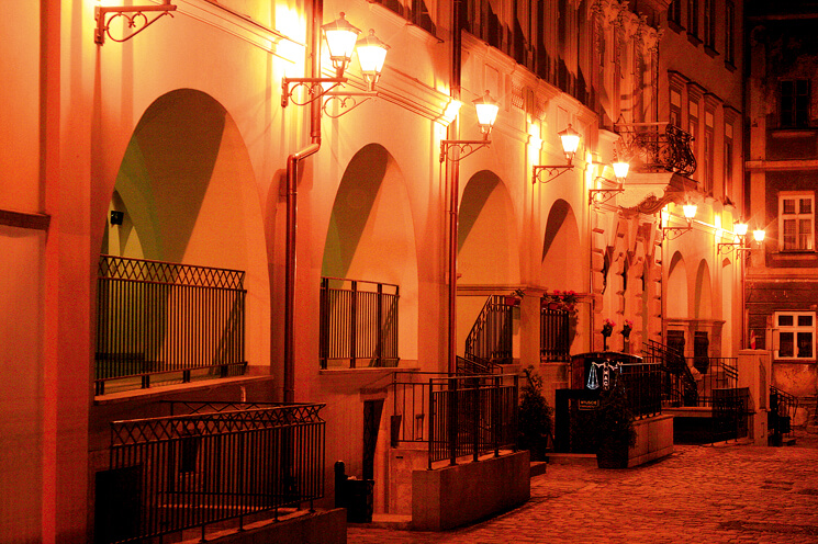 zdjęcie Starówki w Bielsku-Białej przedstawiające podcienie nocą