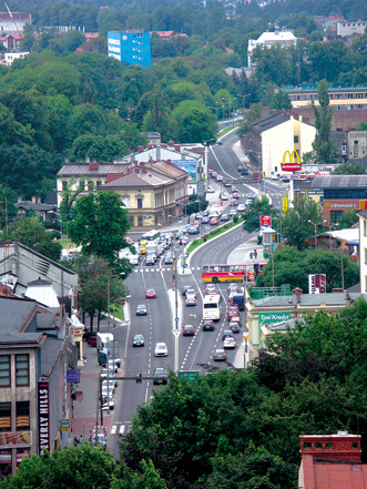 Droga wojewódzka nr 942 w Bielsku-Białej - na zdjęciu z lotu ptaka fragment drogi, pojazdy, budynki oraz zieleń