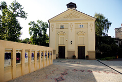 zdjęcie przedstawiające budynek Małej Sceny Teatru Polskiego w Bielsku-Białej w otoczeniu zieleni