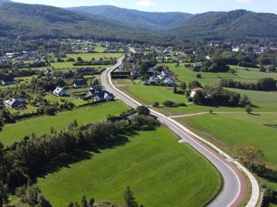 Zdjęcie przedstawiające nową drogę biegnąca przez ul. Łowiecką, w tle z górami, widzianą z lotu ptaka.