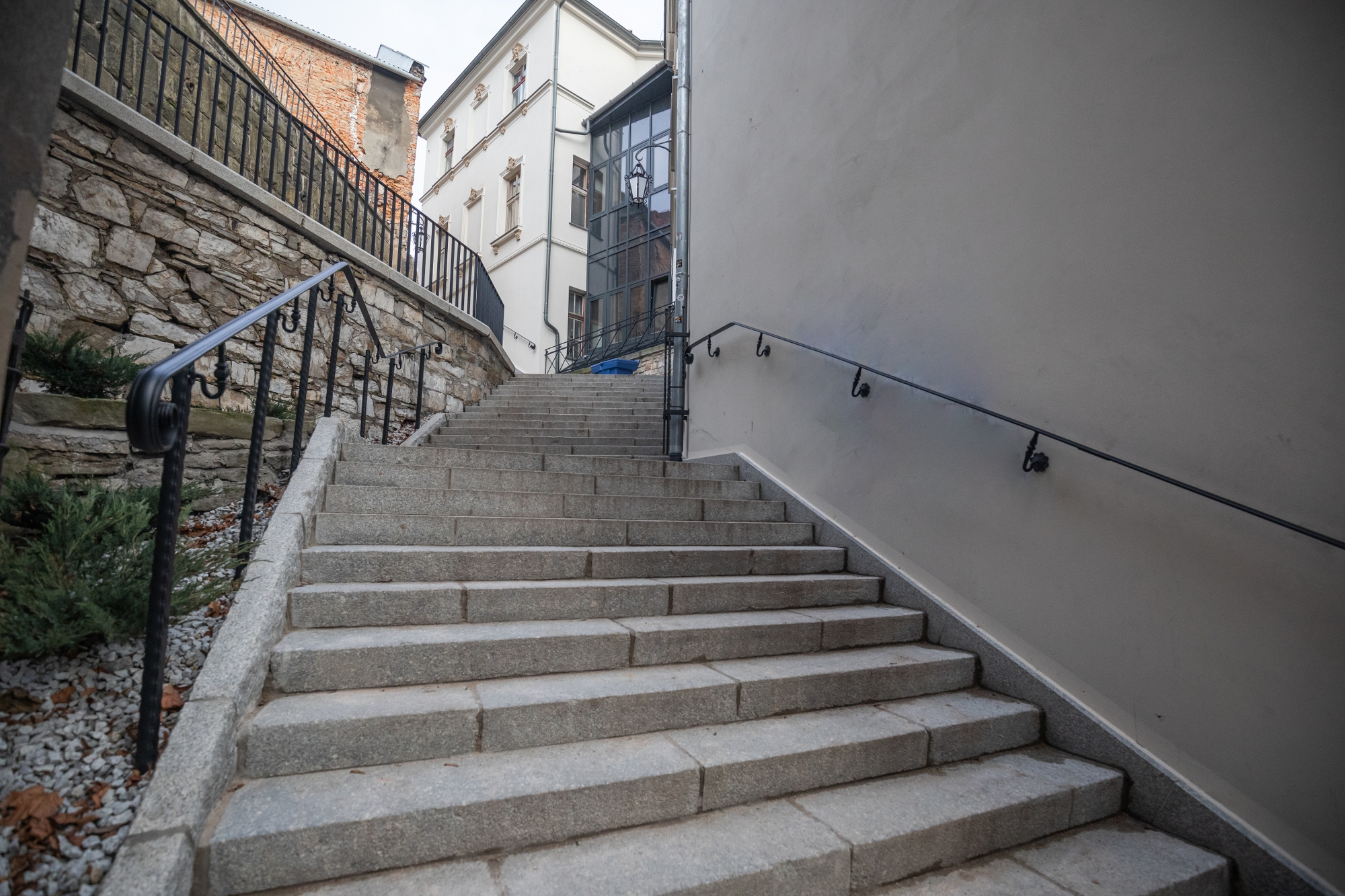 Zdjęcie przedstawiające wyremontowane schodu na ul. Schodowej.