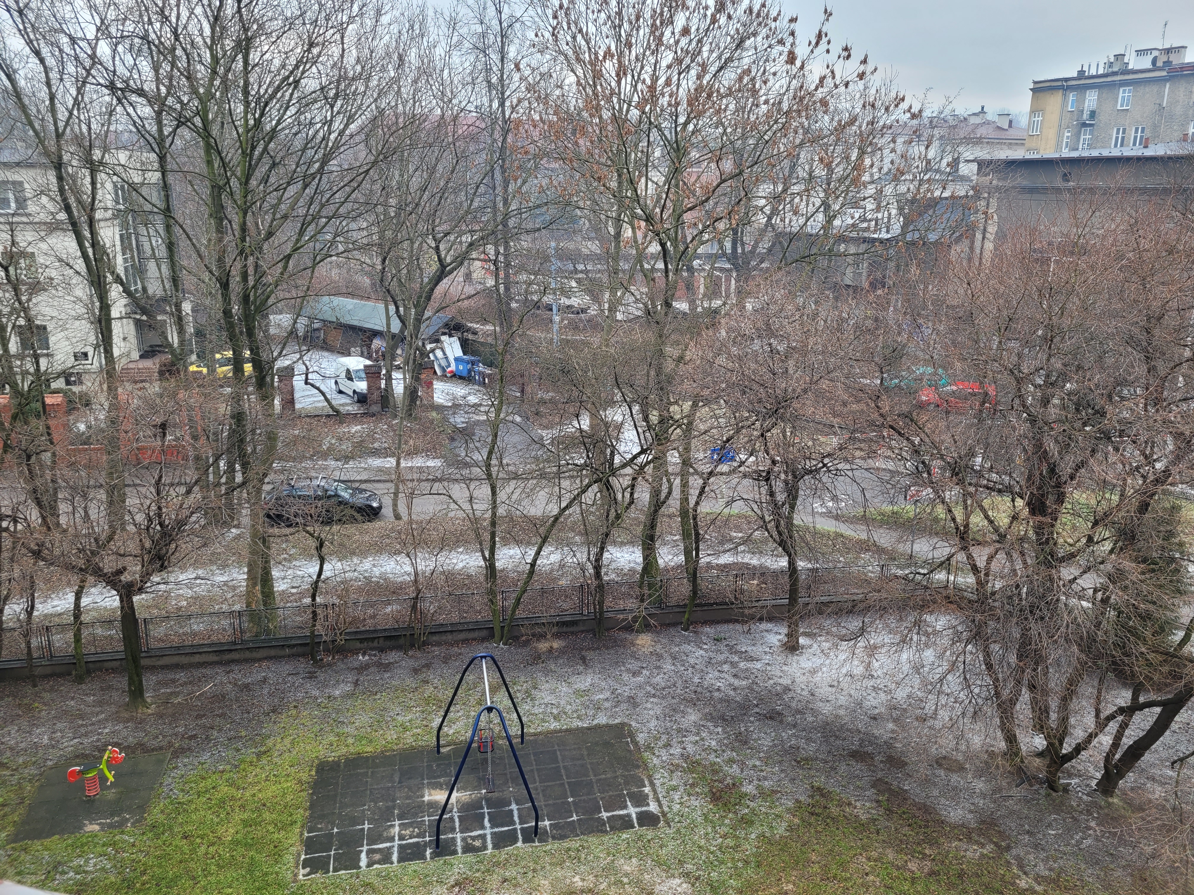 widok z okna mieszkania przy ul. gen. Stefana Grota-Roweckiego 12/11