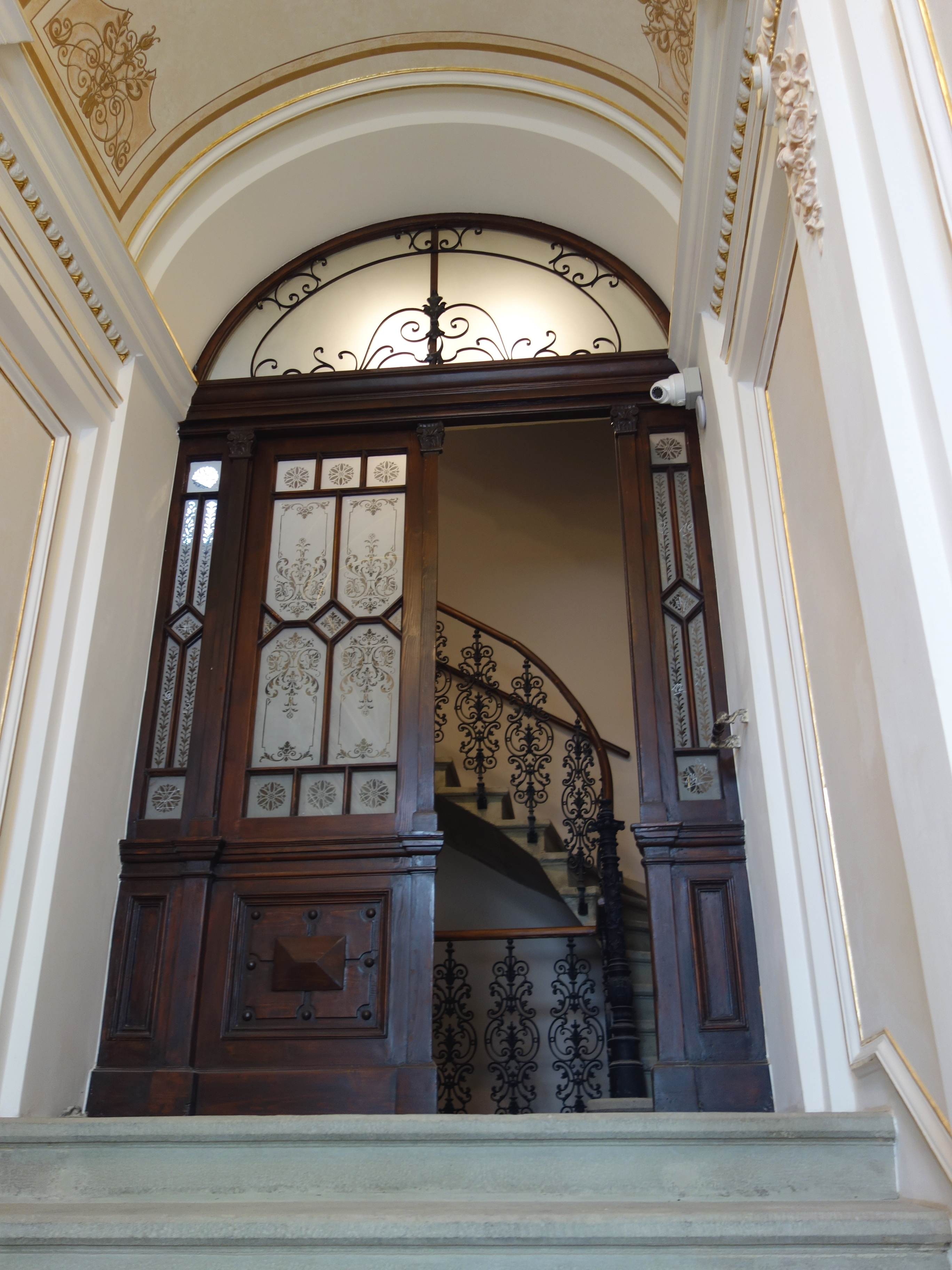 Zamkowa 8 drzwi prowadzące z sieni do klatki schodowej po remoncie i konserwacji. 