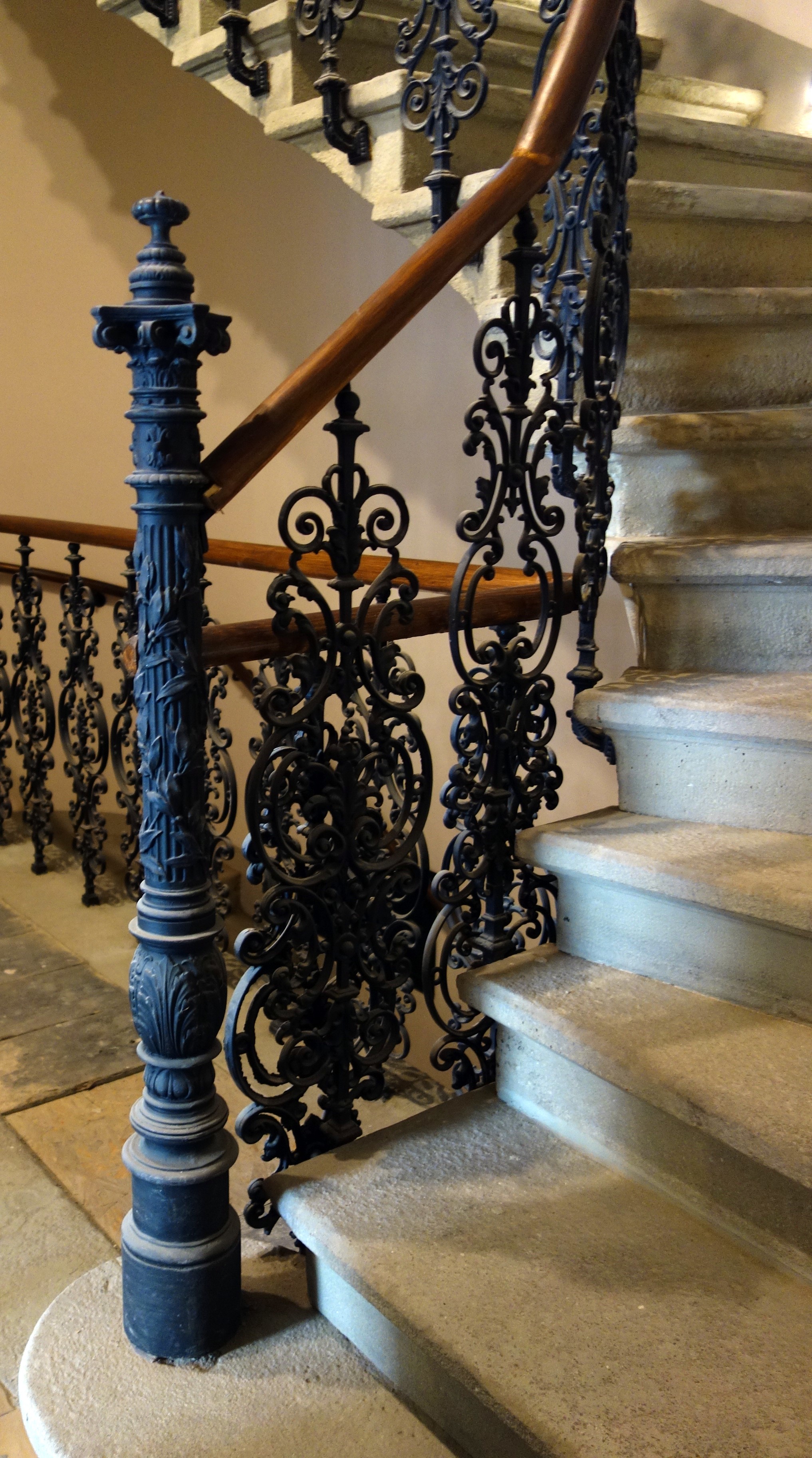 Zamkowa 8 klatka schodowa po remoncie i konserwacji. 