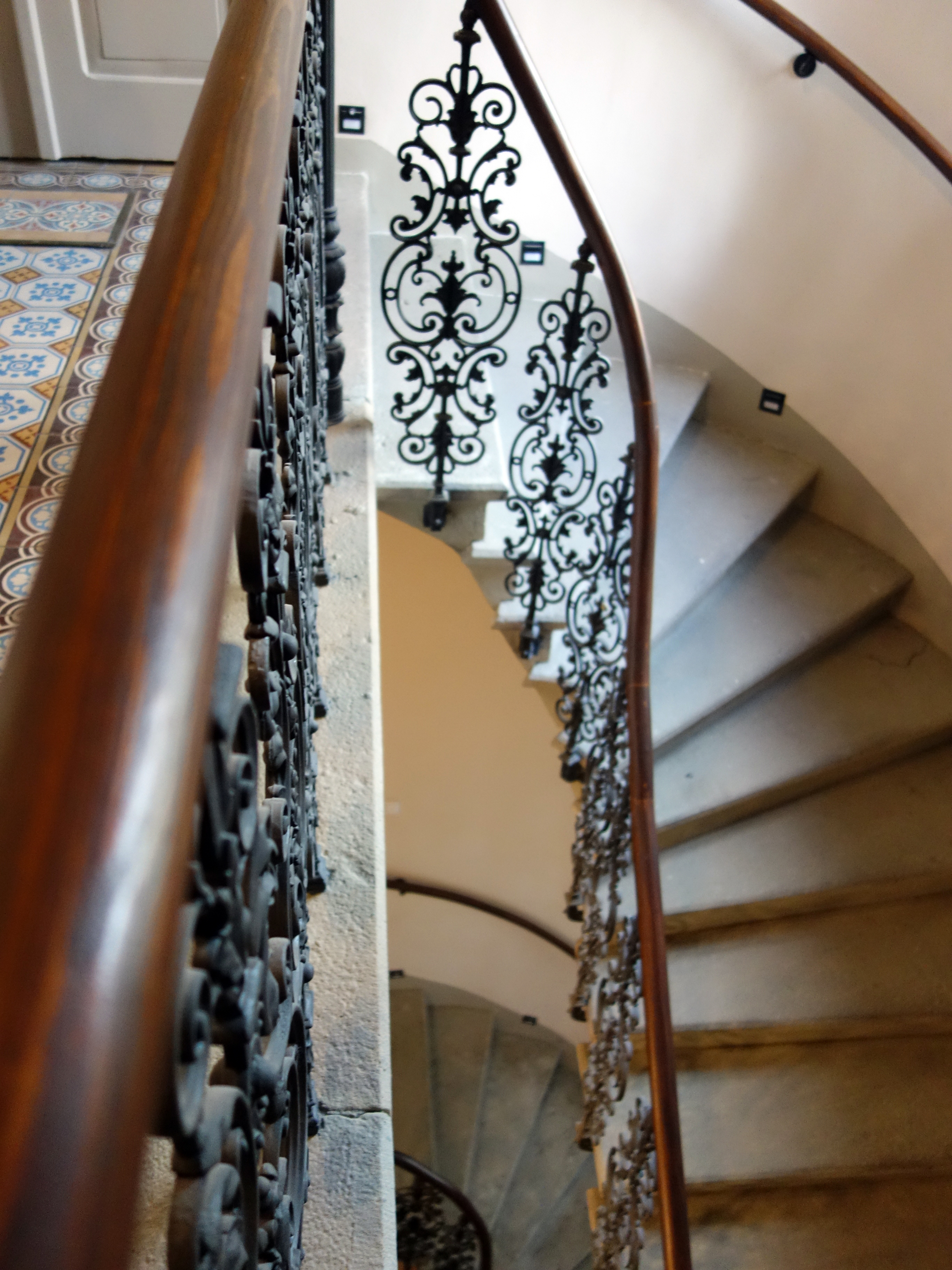 Zamkowa 8 klatka schodowa po remoncie i konserwacji. 