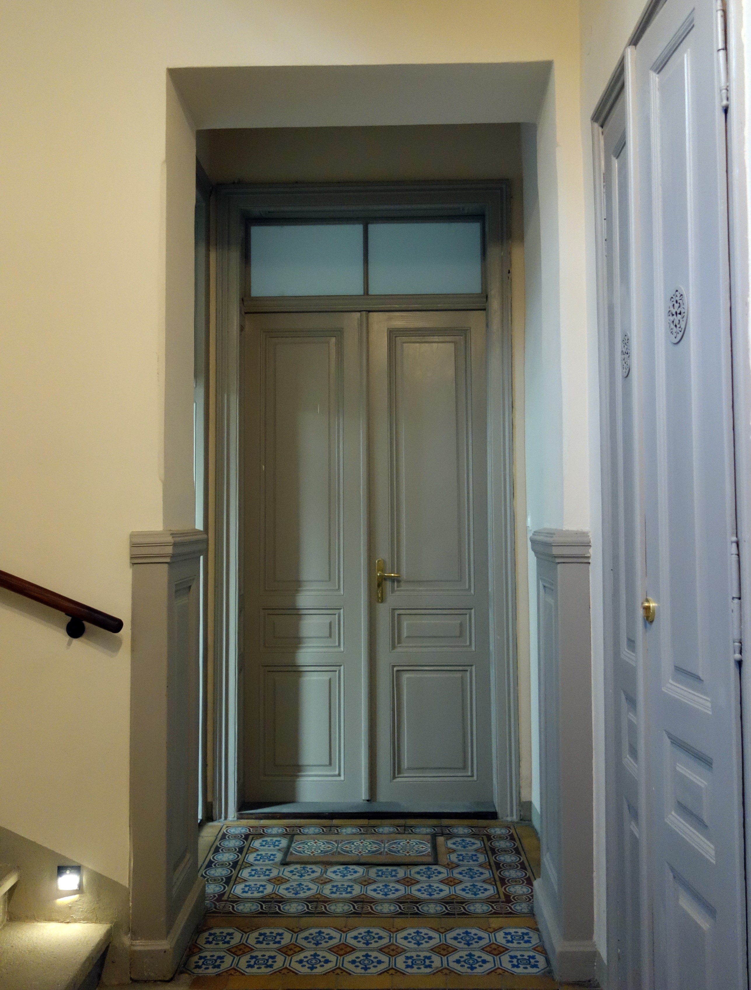 Zamkowa 8 drzwi prowadzące do mieszkania i fragment wzorzystej posadzki po remoncie i konserwacji. 