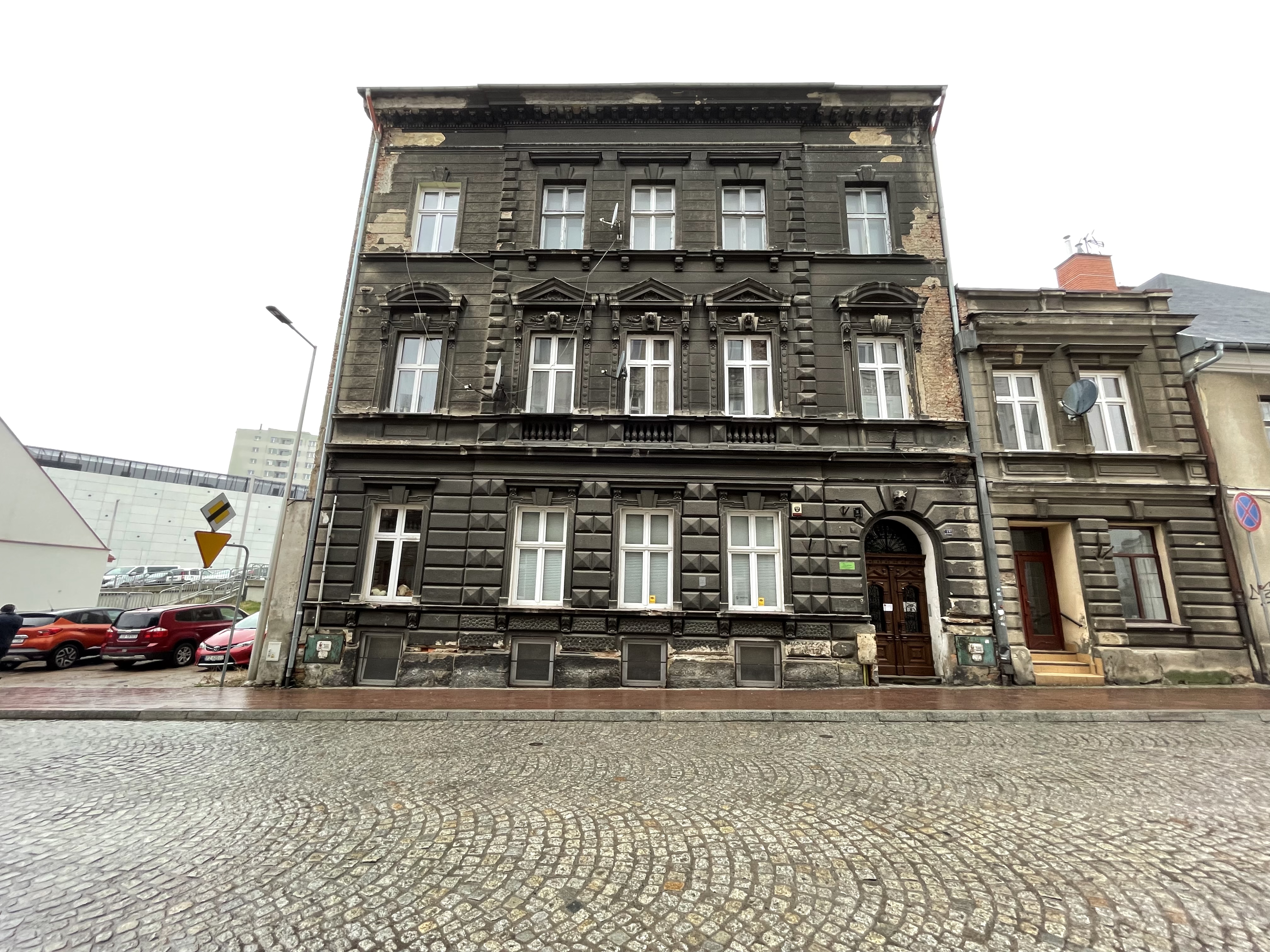 Cieszyńska 14 stan elewacji przed remontem.